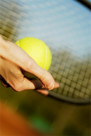 simsearch:625-01037863,k - Gros plan de la main d'une personne tenant une balle de tennis Photographie de stock - Premium Libres de Droits, Code: 625-01037865