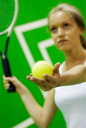 simsearch:625-01037863,k - Gros plan d'une jeune femme tenant une raquette de tennis et une balle de tennis Photographie de stock - Premium Libres de Droits, Code: 625-01037875