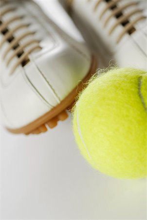 Close-up of a tennis ball and a pair of sports shoes Foto de stock - Sin royalties Premium, Código: 625-01037876