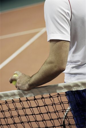 simsearch:625-01037863,k - Mid vue en coupe d'un homme debout à côté d'un filet de tennis Photographie de stock - Premium Libres de Droits, Code: 625-01037884