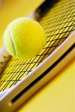 simsearch:625-01037863,k - Gros plan d'une balle et une raquette de tennis Photographie de stock - Premium Libres de Droits, Code: 625-01037883