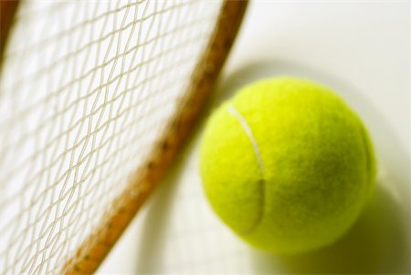 simsearch:625-01037863,k - Gros plan d'une balle et une raquette de tennis Photographie de stock - Premium Libres de Droits, Code: 625-01037891