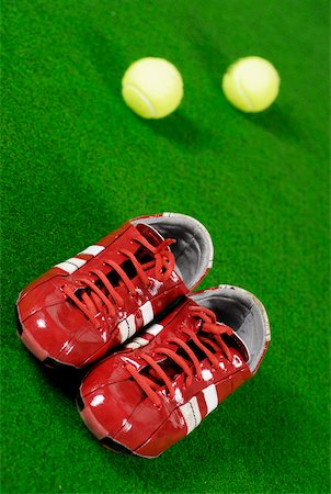 Close-up of a pair of sports shoes and two tennis balls Foto de stock - Sin royalties Premium, Código: 625-01037902