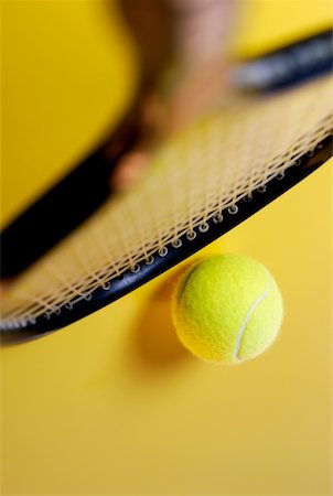 simsearch:625-01037863,k - Vue d'angle élevé d'une raquette de tennis et une balle de tennis Photographie de stock - Premium Libres de Droits, Code: 625-01037903