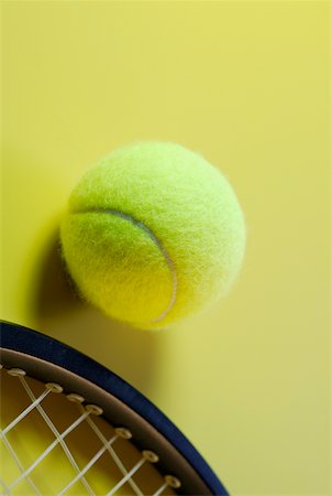 simsearch:625-01037863,k - Gros plan d'une balle de tennis avec une raquette de tennis Photographie de stock - Premium Libres de Droits, Code: 625-01037919