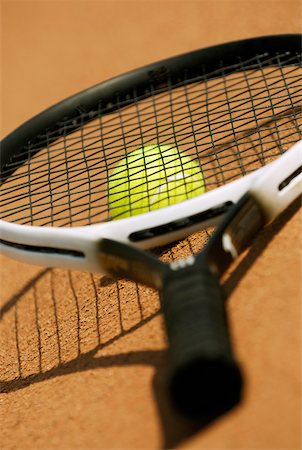 simsearch:625-01037863,k - Gros plan d'une raquette de tennis sur une balle de tennis Photographie de stock - Premium Libres de Droits, Code: 625-01037911