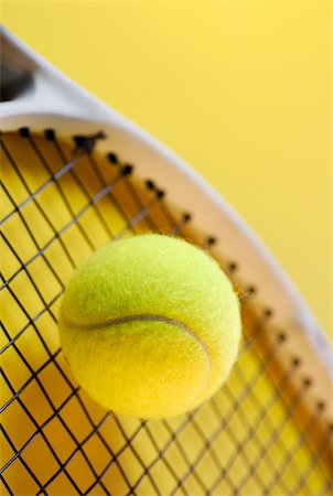 simsearch:625-01037863,k - Gros plan d'une balle de tennis sur une raquette de tennis Photographie de stock - Premium Libres de Droits, Code: 625-01037913