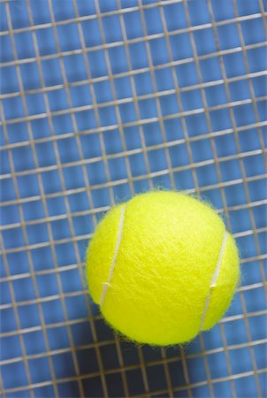 simsearch:625-01037863,k - Gros plan d'une balle et une raquette de tennis Photographie de stock - Premium Libres de Droits, Code: 625-01037928