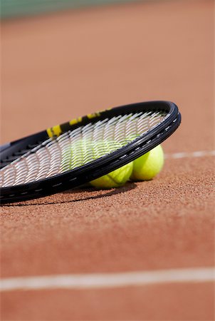 simsearch:625-01037863,k - Gros plan d'une raquette de tennis et trois balles de tennis sur un court de tennis Photographie de stock - Premium Libres de Droits, Code: 625-01037929