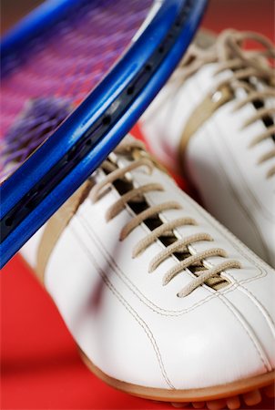 Close-up of a pair of sports shoes and a tennis racket Foto de stock - Sin royalties Premium, Código: 625-01037931