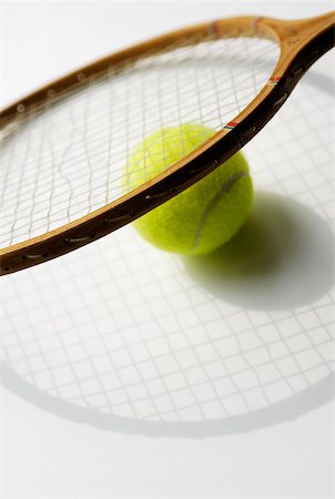 simsearch:625-01037863,k - Gros plan d'une balle et une raquette de tennis Photographie de stock - Premium Libres de Droits, Code: 625-01037933