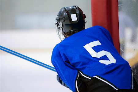 simsearch:625-01038051,k - Rear view of an ice hockey player playing ice hockey Stock Photo - Premium Royalty-Free, Code: 625-01038038