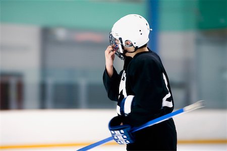 simsearch:625-01038051,k - Side profile of an ice hockey player holding an ice hockey stick Stock Photo - Premium Royalty-Free, Code: 625-01038057