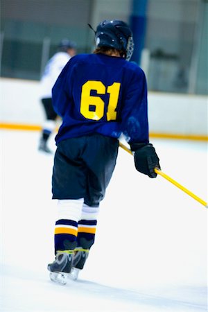 simsearch:625-01038051,k - Rear view of an ice hockey player playing ice hockey Stock Photo - Premium Royalty-Free, Code: 625-01038051