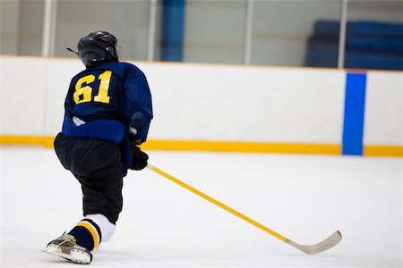 simsearch:625-01038051,k - Rear view of an ice hockey player playing ice hockey Stock Photo - Premium Royalty-Free, Code: 625-01038090