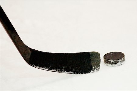 Close-up of an ice hockey stick with a hockey puck Fotografie stock - Premium Royalty-Free, Codice: 625-01038129