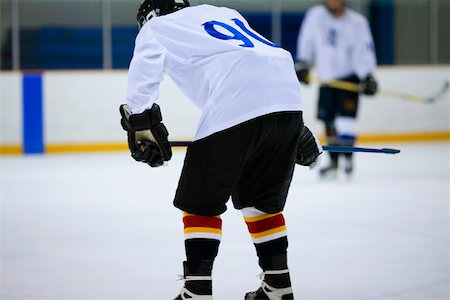 simsearch:625-01038051,k - Rear view of an ice hockey player playing ice hockey Stock Photo - Premium Royalty-Free, Code: 625-01038208