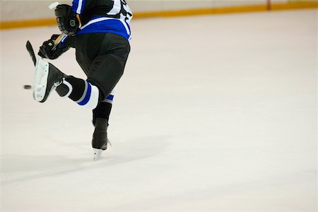 simsearch:625-01038051,k - Rear view of an ice hockey player playing ice hockey Stock Photo - Premium Royalty-Free, Code: 625-01038250