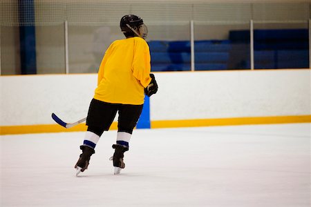 simsearch:625-01038051,k - Rear view of an ice hockey player playing ice hockey Stock Photo - Premium Royalty-Free, Code: 625-01038315
