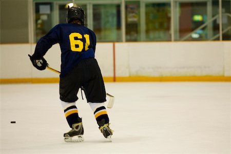 simsearch:625-01038051,k - Rear view of an ice hockey player playing ice hockey Stock Photo - Premium Royalty-Free, Code: 625-01038316