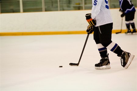 simsearch:625-01038051,k - Side profile of an ice hockey player playing ice hockey Stock Photo - Premium Royalty-Free, Code: 625-01038320