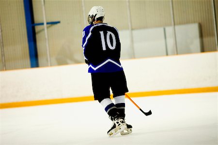 simsearch:625-01038051,k - Rear view of an ice hockey player playing ice hockey Stock Photo - Premium Royalty-Free, Code: 625-01038335