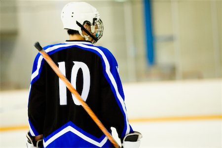 simsearch:625-01038051,k - Rear view of an ice hockey player holding an ice hockey stick Stock Photo - Premium Royalty-Free, Code: 625-01038375