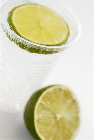 simsearch:649-06352612,k - Close-up of lemonade with a slice of lemon Foto de stock - Sin royalties Premium, Código: 625-01038498