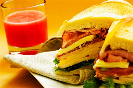 simsearch:625-00898861,k - Gros plan de rôti de bœuf et fromage sandwich près d'un verre de jus de fruits Photographie de stock - Premium Libres de Droits, Code: 625-01038609