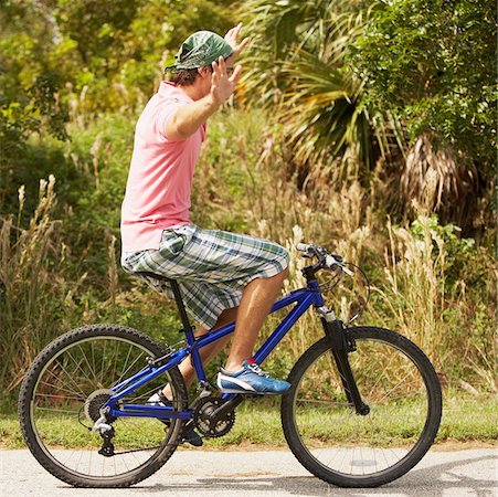 simsearch:625-00802074,k - Side profile of a young man performing tricks on a bicycle Foto de stock - Sin royalties Premium, Código: 625-01038702