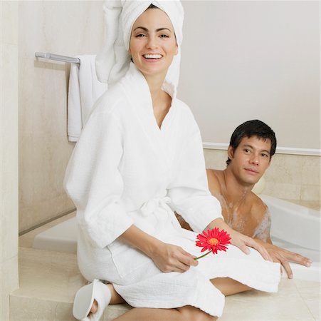 Portrait d'un homme adult moyen et une jeune femme dans la salle de bain Photographie de stock - Premium Libres de Droits, Code: 625-01038851