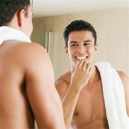 Close-up of a young man applying lip balm Stock Photo - Premium Royalty-Free, Code: 625-01038881