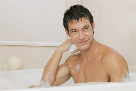 Mid homme adult assis dans un bain moussant Photographie de stock - Premium Libres de Droits, Code: 625-01038895