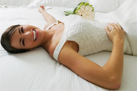 simsearch:625-01263048,k - Erhöhte Ansicht einer Braut auf dem Bett liegend und Lächeln Stockbilder - Premium RF Lizenzfrei, Bildnummer: 625-01039024