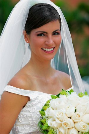 simsearch:673-02138947,k - Porträt einer Braut hält eine Blumenstrauß und Lächeln Stockbilder - Premium RF Lizenzfrei, Bildnummer: 625-01039035