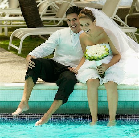 simsearch:625-01263048,k - Brautpaar am Pool sitzen und Lächeln Stockbilder - Premium RF Lizenzfrei, Bildnummer: 625-01039030