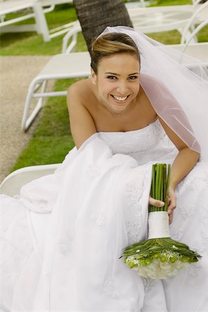 simsearch:673-02138947,k - Porträt einer Braut hält eine Blumenstrauß und Lächeln Stockbilder - Premium RF Lizenzfrei, Bildnummer: 625-01039058
