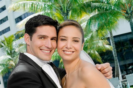 simsearch:673-02138947,k - Porträt von einem frisch verheirateten Paar einander umarmen Stockbilder - Premium RF Lizenzfrei, Bildnummer: 625-01039059