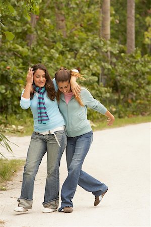 shrubs walkway - Deux filles avec leurs bras autour de l'autre Photographie de stock - Premium Libres de Droits, Code: 625-01039195