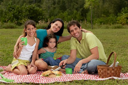 simsearch:625-01263529,k - Parents and their two daughters sitting on a picnic blanket Foto de stock - Sin royalties Premium, Código: 625-01039210