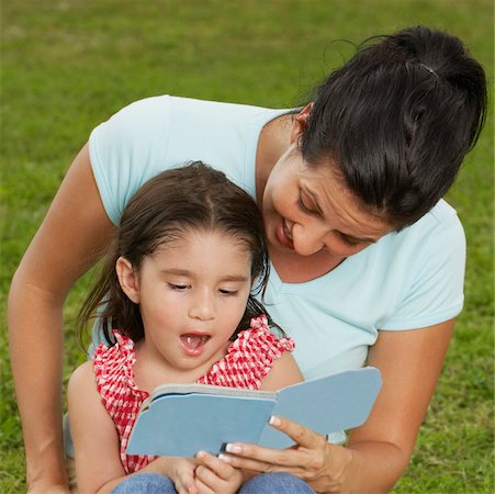 simsearch:700-02376977,k - Girl sitting on her mother's lap and reading a book Foto de stock - Sin royalties Premium, Código: 625-01039213