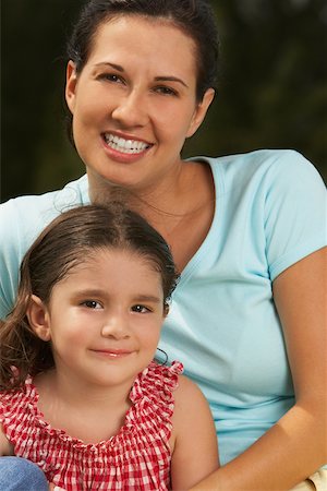 simsearch:625-00848874,k - Portrait of a young woman and her daughter smiling Foto de stock - Sin royalties Premium, Código: 625-01039301