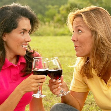 simsearch:625-01039670,k - Gros plan d'une femme adulte moyenne et une femme d'âge mûr tenant des verres de vin Photographie de stock - Premium Libres de Droits, Code: 625-01039324