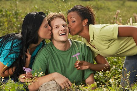 simsearch:625-00843359,k - Deux jeunes femmes s'embrasser un jeune homme Photographie de stock - Premium Libres de Droits, Code: 625-01039330