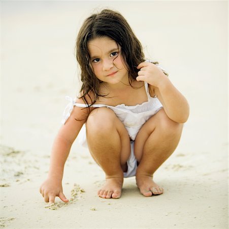 simsearch:625-02267819,k - Portrait d'une jeune fille écrivant dans le sable Photographie de stock - Premium Libres de Droits, Code: 625-01039352