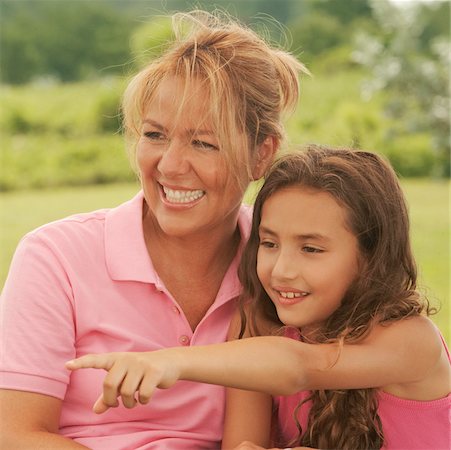 simsearch:625-00901193,k - Close-up of a mature woman and her daughter pointing forwards Foto de stock - Sin royalties Premium, Código: 625-01039370