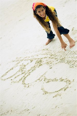 simsearch:625-00902214,k - Portrait of a girl writing in sand Stock Photo - Premium Royalty-Free, Code: 625-01039401
