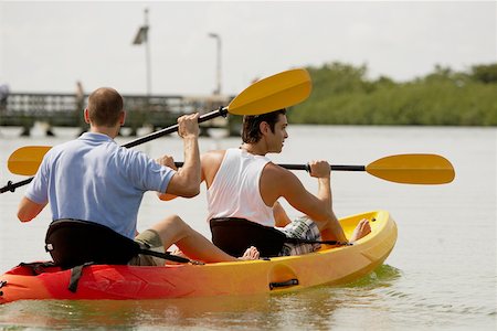 simsearch:625-01095812,k - Vue arrière de deux jeunes hommes kayak Photographie de stock - Premium Libres de Droits, Code: 625-01039448