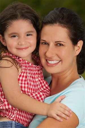 simsearch:625-00848874,k - Portrait of a mother carrying her daughter Foto de stock - Sin royalties Premium, Código: 625-01039534