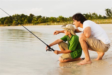Side profile of a father and his son fishing Stock Photo - Premium Royalty-Free, Code: 625-01039637